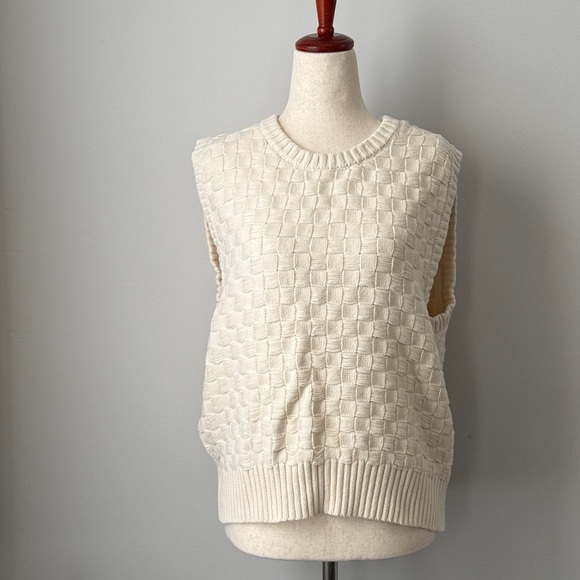 BDG Sweaters - BDG Textured Cream Knit Vest Size Large Women’s Cotton blend Sweater